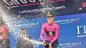 Jonathan Milan conquista ao sprint a sua terceira etapa na presente edição do Giro