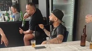 Gabigol em apuros após ser apanhado com uma camisola do... Corinthians