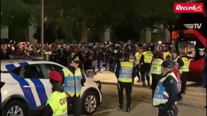 Ambiente tenso em Vila do Conde: Schmidt tentou confrontar adeptos mas foi travado pela polícia