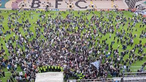 O momento em que os adeptos do Boavista invadem o relvado do Bessa para festejarem a permanência na 1.ª Liga