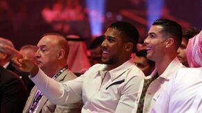 Cristiano Ronaldo ao lado de Anthony Joshua antes do combate do ano em Riade
