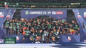 O momento alto da festa do Sporting: o momento em que Coates levanta a taça de campeão
