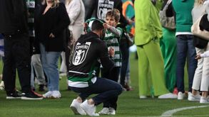 Rúben Amorim brinca com os filhos no relvado de Alvalade: o mais velho até meteu a medalha ao pescoço do pai