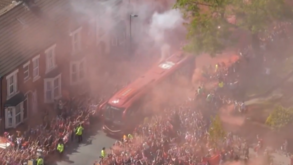 Mar vermelho junto a Anfield: milhares de adeptos na chegada do autocarro do Liverpool no adeus de Klopp