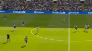 Neto saiu em falso, aliviou mal e Moisés Caicedo marcou esta obra de arte... do meio-campo