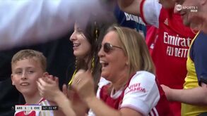 O insólito momento em que os adeptos do Arsenal celebraram um golo do West Ham... que não existiu