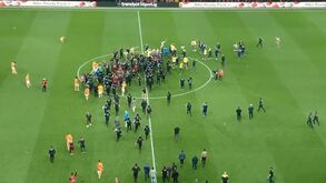 Apito final no Galatasaray-Fenerbahçe e 'invasão'... da polícia de intervenção
