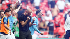 Tão perto... e tão longe: rivais de Manchester fazem história em Inglaterra pelo melhor e pelo pior