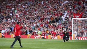 Lágrimas, tarjas e cânticos: as imagens que marcaram o adeus de Klopp ao Liverpool em Anfield