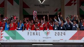 A consagração: jogadoras do Benfica subiram à tribuna do Jamor e levantaram a Taça de Portugal