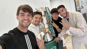 Jogadores do Sporting não largam o troféu.... agora na Academia