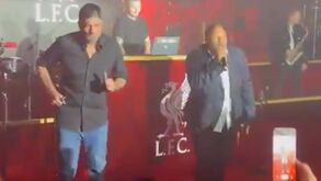 Klopp como nunca viu: treinador salta para o palco e mostra como se dança na festa do Liverpool