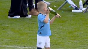 Filho de Foden 'apanhado' a tentar abrir garrafa de champanhe no relvado do Etihad