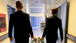 Varandas e Gyökeres visitaram Manuel Fernandes no hospital e levaram-lhe a taça de campeão