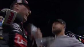 Corrida na NASCAR acaba com pancadaria entre pilotos