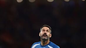 Scott Carson expulso da festa do título do Man. City... por tentar andar à pancada