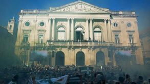 Simplesmente de arrepiar: 'O mundo sabe que' cantado por Cuca Roseta e milhares de adeptos do Sporting