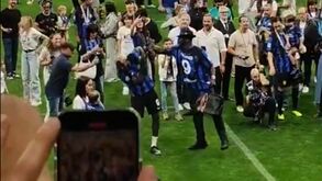 «E quem não salta é...»: Marcus Thuram leva calduço do pai nos festejos do Inter