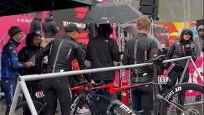 Mau tempo encurta 16.ª etapa do Giro após protestos dos ciclistas