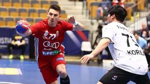 Central Egon Hanusz a caminho do Benfica