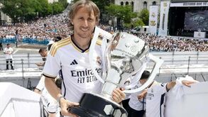 Médio croata exibe um dos muitos troféus conquistados ao longo de 13 anos no Real Madrid