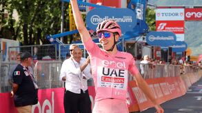 Tadej Pogacar conquista 6.ª vitória no Giro com ataque arrasador a 36 km da meta