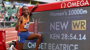 Beatrice Chebet bate recorde mundial dos 10.000 metros e torna-se 1.ª mulher a baixar dos 29 minutos