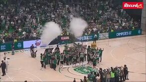 O momento em que o Sporting levantou a taça de campeão de andebol