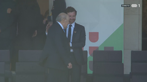 O momento bem humorado entre Villas-Boas e Pinto da Costa ao intervalo da final da Taça