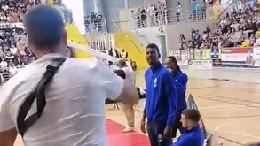 Jogador do FC Porto arremessou garrafa para a bancada durante os desacatos no jogo com a Ovarense
