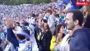 Jorge Costa e Zubizarreta festejam no meio dos adeptos do FC Porto
