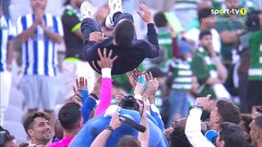 Jogadores do FC Porto atiraram Sérgio Conceição ao ar durante os festejos pela conquista da Taça