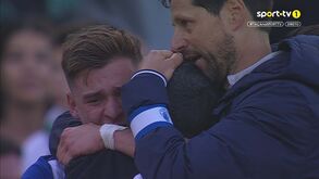 Sérgio Conceição e filho agarrados e em lágrimas após a conquista da Taça de Portugal