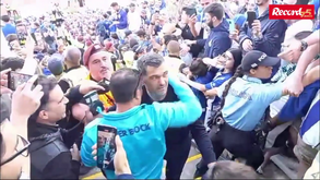Adeptos chamam e abraçam Sérgio Conceição durante a subida do FC Porto à tribuna do Jamor