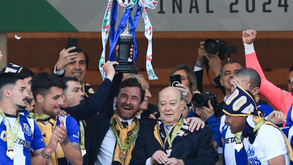 Pinto da Costa e André Villas-Boas levantaram juntos a Taça conquistada no Jamor