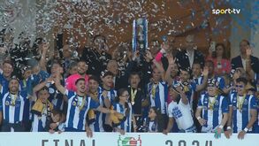 O momento em que o FC Porto levantou a Taça de Portugal