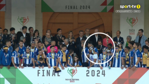 O cumprimento entre Varandas e Sérgio Conceição na tribuna do Jamor