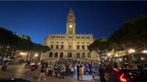 Festa já se faz nos Aliados: dezenas de adeptos do FC Porto celebram Taça de Portugal