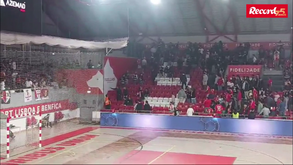 Confusão entre adeptos nas bancadas do Pavilhão da Luz ao intervalo do Benfica-Sp. Braga em futsal