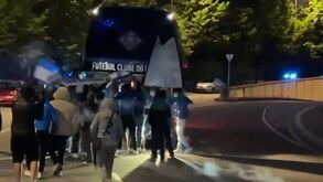 «Oh Conceição, faz o FC Porto campeão»: adeptos esperaram equipa no Dragão de madrugada 