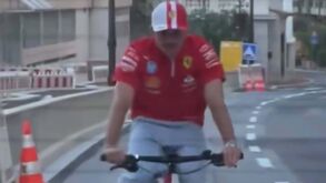 Leclerc volta para casa de bicicleta após triunfo no Mónaco e recebe recado do Tour