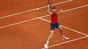 Jannik Sinner apura-se para a segunda ronda de Roland Garros