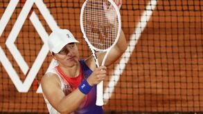 Campeã Iga Swiatek segue para a segunda ronda em Roland Garros