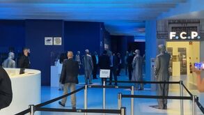 O cumprimento entre Villas-Boas e Pinto da Costa à chegada ao Museu do FC Porto