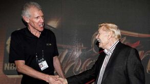 Bill Walton (à esquerda) com Jerry Buss, em 2010