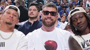Travis Kelce apupado na NBA