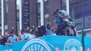 Jack Grealish quase caiu do autocarro: reflexos de Rúben Dias e Doku salvaram-no