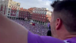 Insólito: treinador do Valladolid garantiu subida e entoou cântico a pedir... a própria demissão