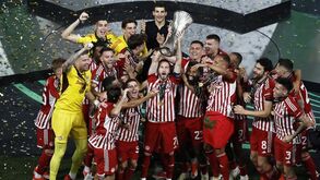 Olympiacos vence Fiorentina no prolongamento e conquista Liga Conferência