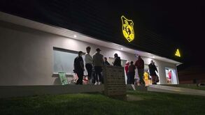 Sócios do Lusitânia de Lourosa acampam junto à loja para adquirir bilhetes para o dérbi